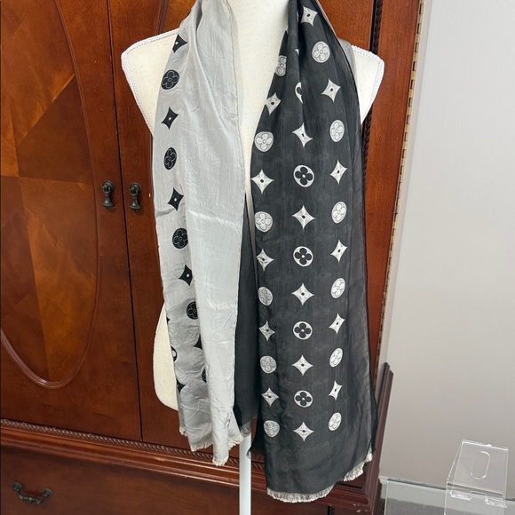 Louis Vuitton Gray and Black Scarf - Picture 1 of 7